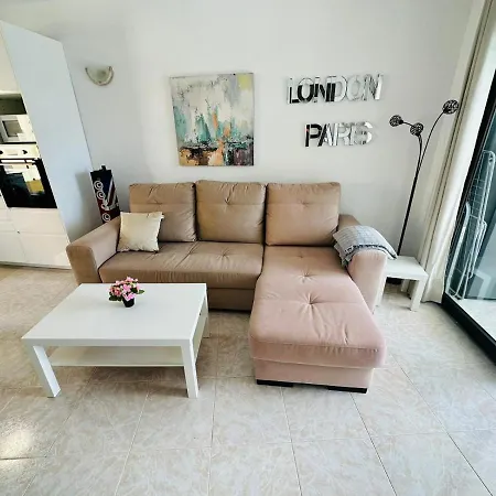 Ocean Front Cozy 2 Bedroom, 3 Beds Spacious- Netflix, Pool, Lift & Fast Wifi Appartement