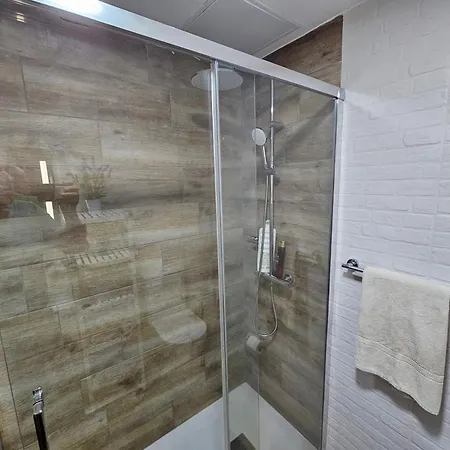 Ocean Front Cozy 2 Bedroom, 3 Beds Spacious- Netflix, Pool, Lift & Fast Wifi 플라야 델 잉글스